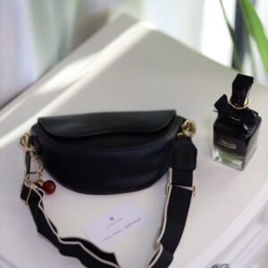 ؜حقيبة سرج سوداء