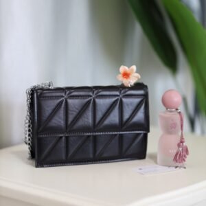 ؜حقيبة كتف مبطنة سوداء