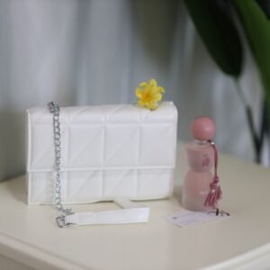 ؜حقيبة كتف مبطنة بيضاء