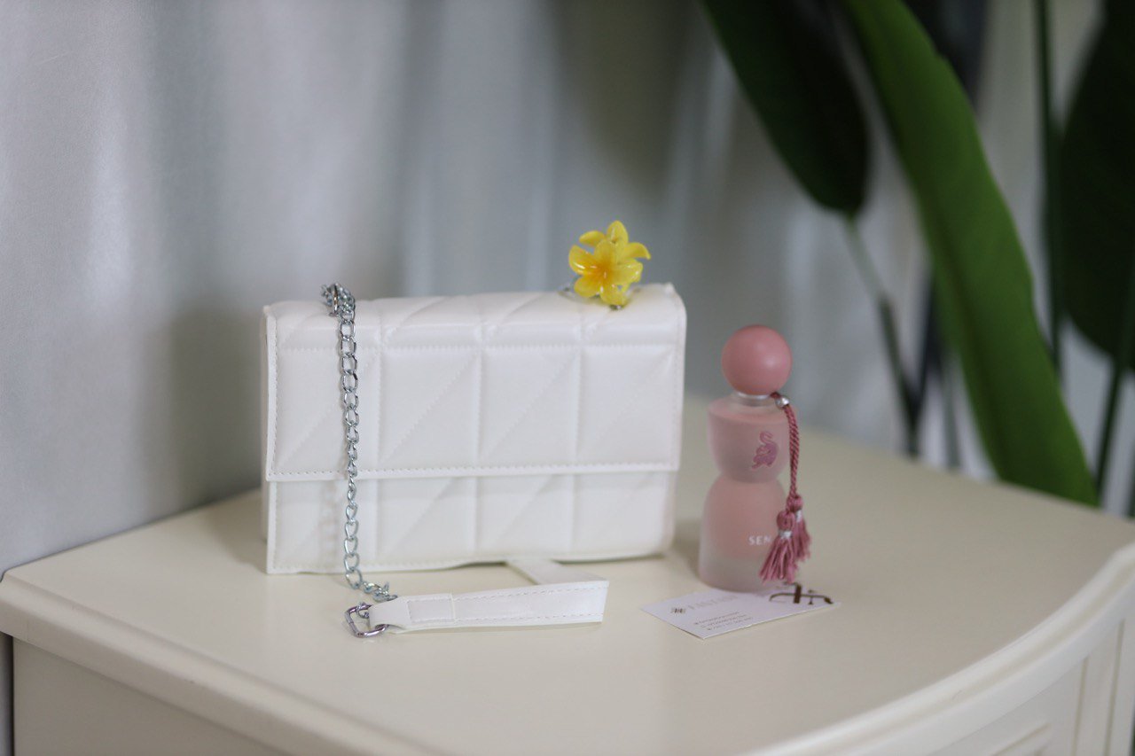 حقيبة كتف مبطنة بيضاء حقيبة كتف مبطنة بيضاء