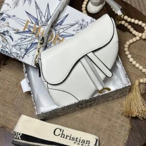 شنطه من dior باللون الأبيض